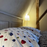 Pokoj ke kostelu v Pohádkové roubence