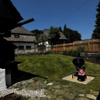 Zahrada a venkovní posezení s grilem